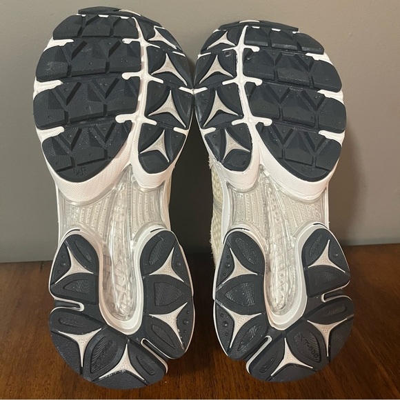 NORDSTROM X SAUCONY
PROGRID TRIUMPH 4 Men’s size 7.5. Beige suede and white. - Picture 7 of 15